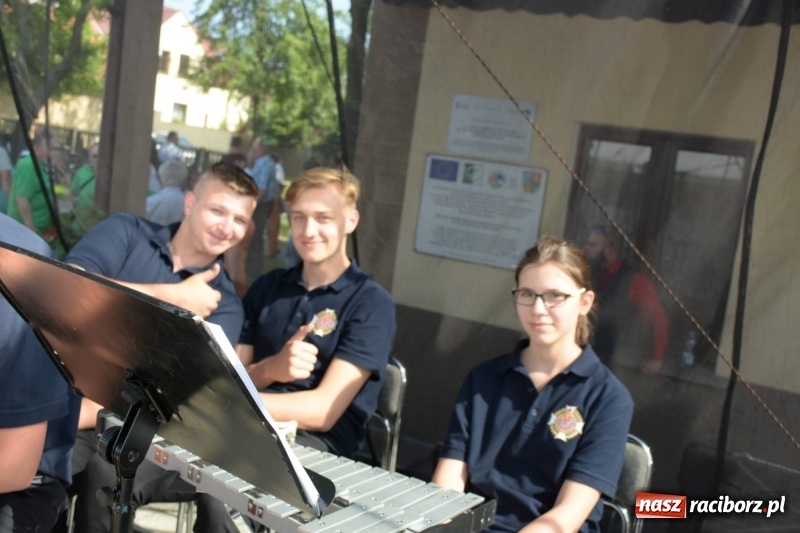 Zdjęcie w galerii na portalu naszraciborz.pl: Jest w orkiestrach dętych wielka siła. Przemarsz przez Tworków [WIDEO]  wiadomości z regionu