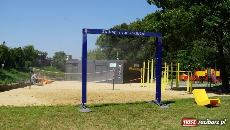 Zdjęcie w galerii na portalu naszraciborz.pl: Zraszacze i krótsze lekcje. Racibórz walczy z upałem [FOTO] wiadomości z regionu