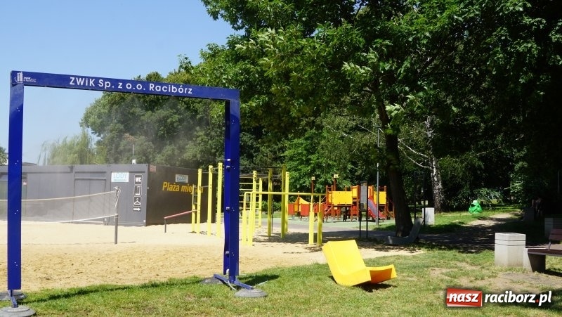 Zdjęcie w galerii na portalu naszraciborz.pl: Zraszacze i krótsze lekcje. Racibórz walczy z upałem [FOTO] wiadomości z regionu