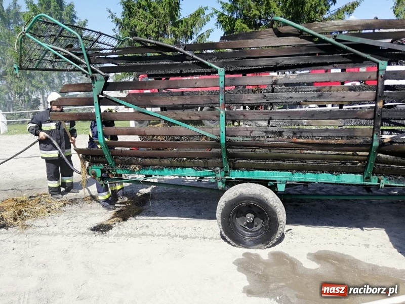 Zdjęcie w galerii na portalu naszraciborz.pl: Pożar przyczepy ze słomą w Kornicach  wiadomości z regionu
