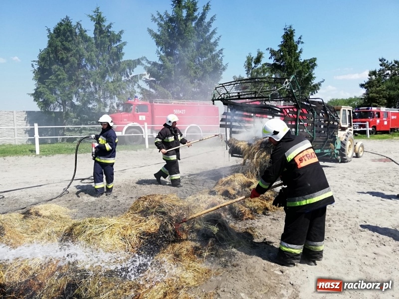 Zdjęcie w galerii na portalu naszraciborz.pl: Pożar przyczepy ze słomą w Kornicach  wiadomości z regionu
