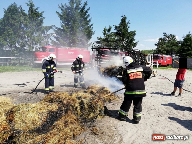 Zdjęcie w galerii na portalu naszraciborz.pl: Pożar przyczepy ze słomą w Kornicach  wiadomości z regionu