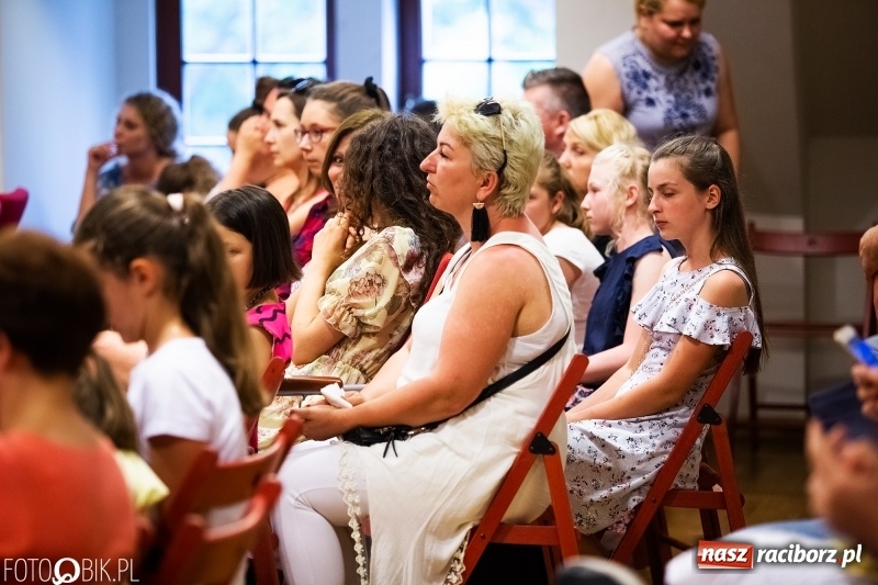 Zdjęcie w galerii na portalu naszraciborz.pl: Uroczysta gala wręczenia nagród dla laureatów olimpiad i konkursów języka niemieckiego wiadomości z regionu