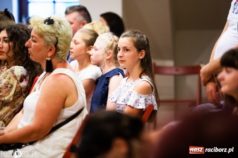 Zdjęcie w galerii na portalu naszraciborz.pl: Uroczysta gala wręczenia nagród dla laureatów olimpiad i konkursów języka niemieckiego wiadomości z regionu