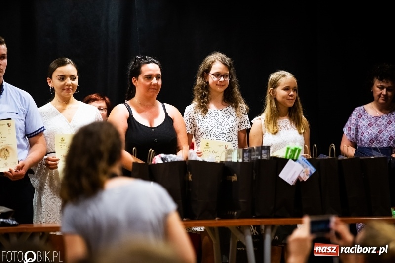 Zdjęcie w galerii na portalu naszraciborz.pl: Uroczysta gala wręczenia nagród dla laureatów olimpiad i konkursów języka niemieckiego wiadomości z regionu