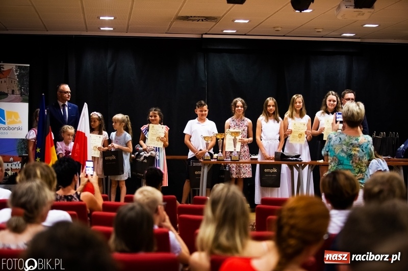 Zdjęcie w galerii na portalu naszraciborz.pl: Uroczysta gala wręczenia nagród dla laureatów olimpiad i konkursów języka niemieckiego wiadomości z regionu