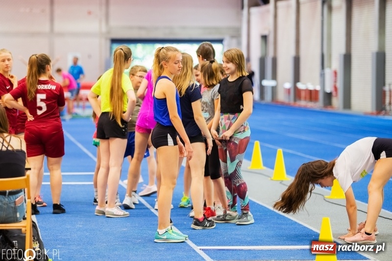 Zdjęcie w galerii na portalu naszraciborz.pl: Mały Memoriał Lekkoatletyczny im. Janusza Kusocińskiego w ZSOMS wiadomości z regionu