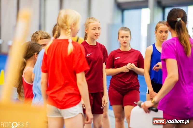 Zdjęcie w galerii na portalu naszraciborz.pl: Mały Memoriał Lekkoatletyczny im. Janusza Kusocińskiego w ZSOMS wiadomości z regionu