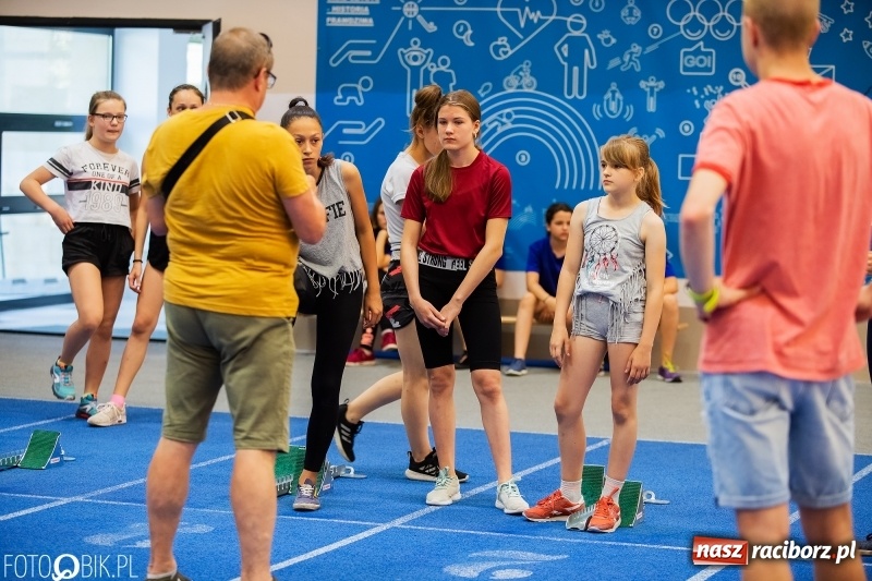 Zdjęcie w galerii na portalu naszraciborz.pl: Mały Memoriał Lekkoatletyczny im. Janusza Kusocińskiego w ZSOMS wiadomości z regionu