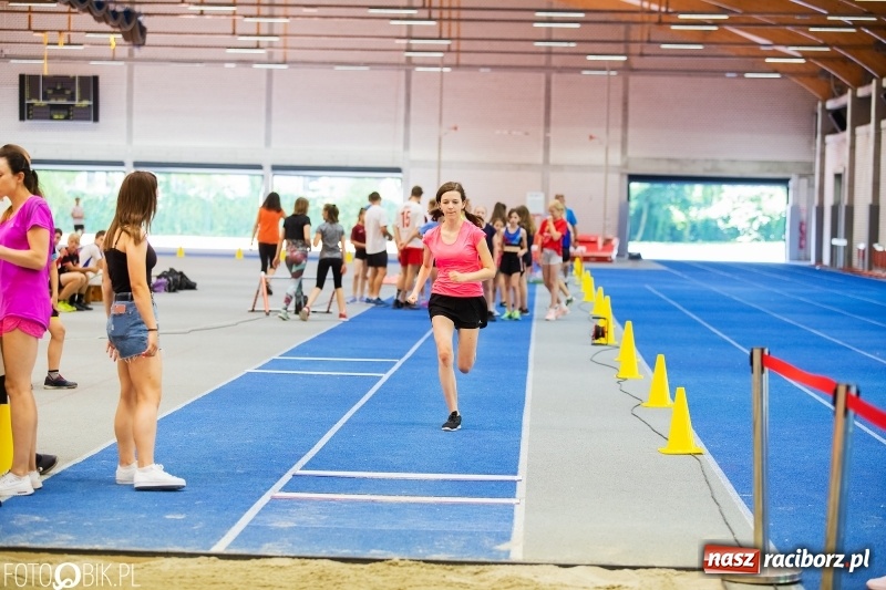 Zdjęcie w galerii na portalu naszraciborz.pl: Mały Memoriał Lekkoatletyczny im. Janusza Kusocińskiego w ZSOMS wiadomości z regionu