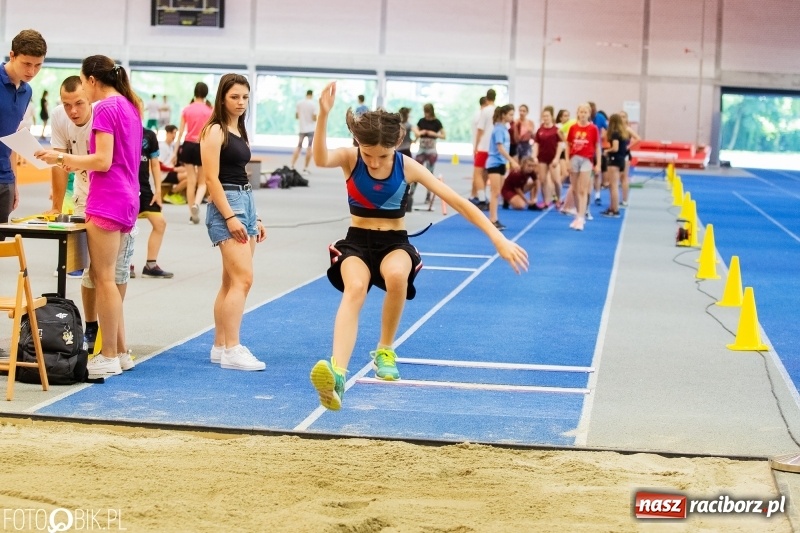 Zdjęcie w galerii na portalu naszraciborz.pl: Mały Memoriał Lekkoatletyczny im. Janusza Kusocińskiego w ZSOMS wiadomości z regionu