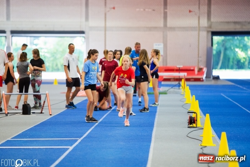 Zdjęcie w galerii na portalu naszraciborz.pl: Mały Memoriał Lekkoatletyczny im. Janusza Kusocińskiego w ZSOMS wiadomości z regionu