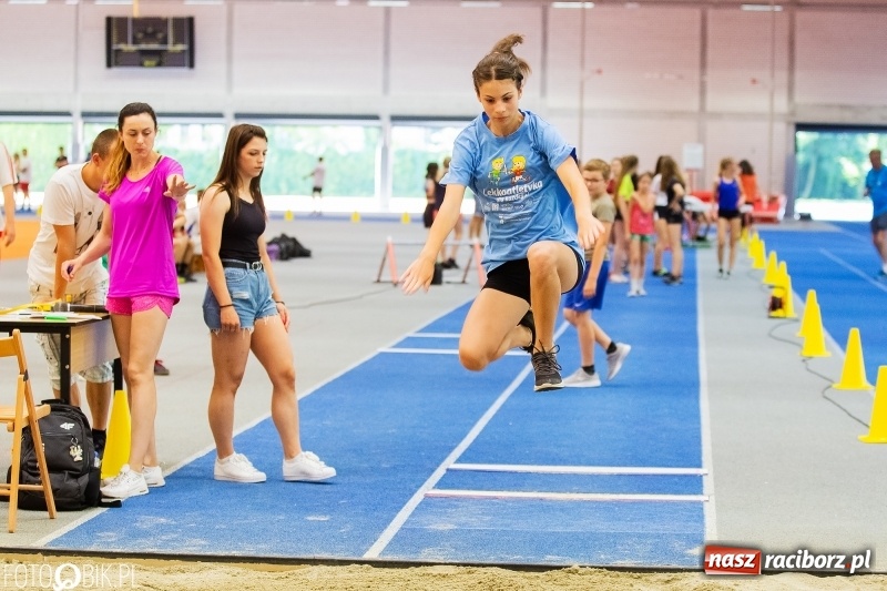Zdjęcie w galerii na portalu naszraciborz.pl: Mały Memoriał Lekkoatletyczny im. Janusza Kusocińskiego w ZSOMS wiadomości z regionu