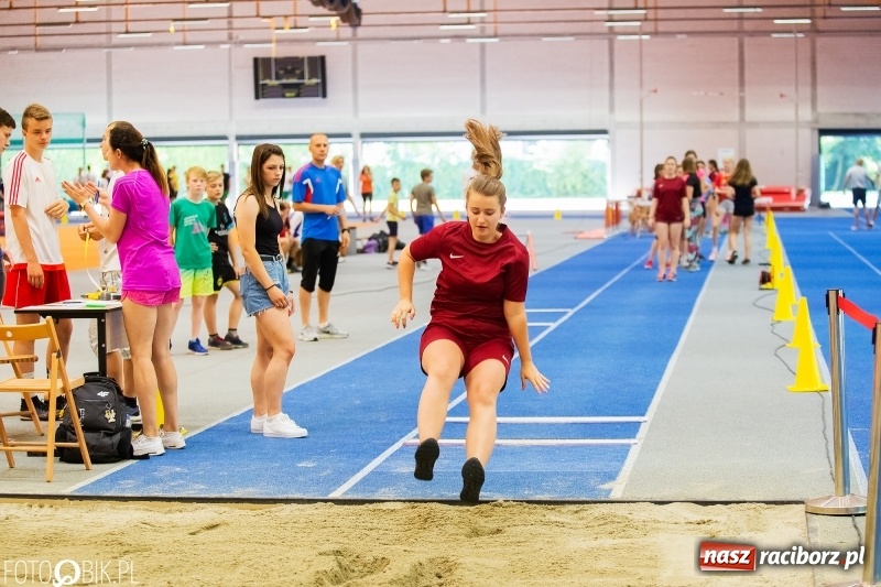 Zdjęcie w galerii na portalu naszraciborz.pl: Mały Memoriał Lekkoatletyczny im. Janusza Kusocińskiego w ZSOMS wiadomości z regionu