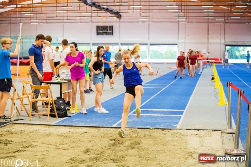 Zdjęcie w galerii na portalu naszraciborz.pl: Mały Memoriał Lekkoatletyczny im. Janusza Kusocińskiego w ZSOMS wiadomości z regionu