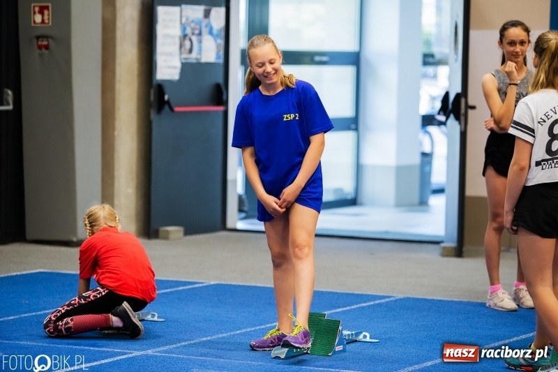 Zdjęcie w galerii na portalu naszraciborz.pl: Mały Memoriał Lekkoatletyczny im. Janusza Kusocińskiego w ZSOMS wiadomości z regionu