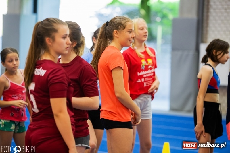 Zdjęcie w galerii na portalu naszraciborz.pl: Mały Memoriał Lekkoatletyczny im. Janusza Kusocińskiego w ZSOMS wiadomości z regionu