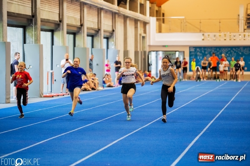 Zdjęcie w galerii na portalu naszraciborz.pl: Mały Memoriał Lekkoatletyczny im. Janusza Kusocińskiego w ZSOMS wiadomości z regionu