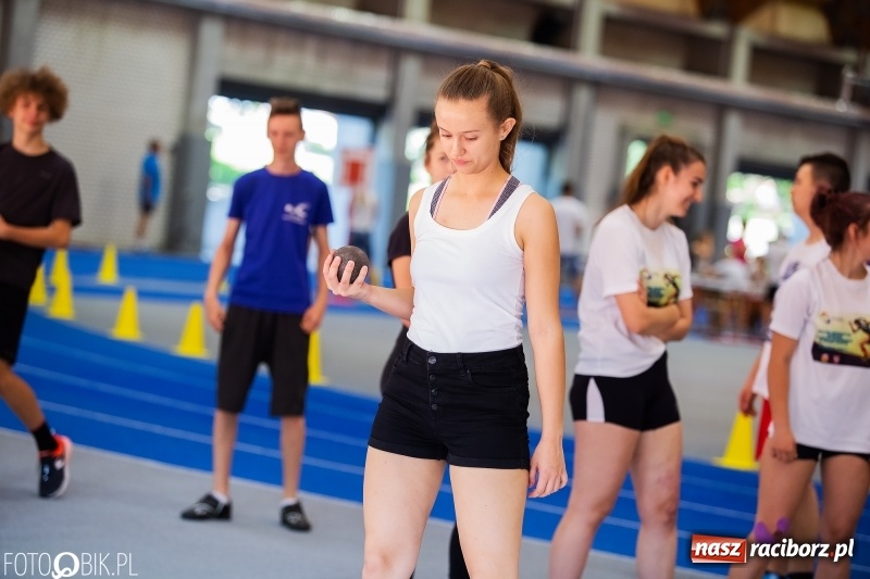 Zdjęcie w galerii na portalu naszraciborz.pl: Mały Memoriał Lekkoatletyczny im. Janusza Kusocińskiego w ZSOMS wiadomości z regionu