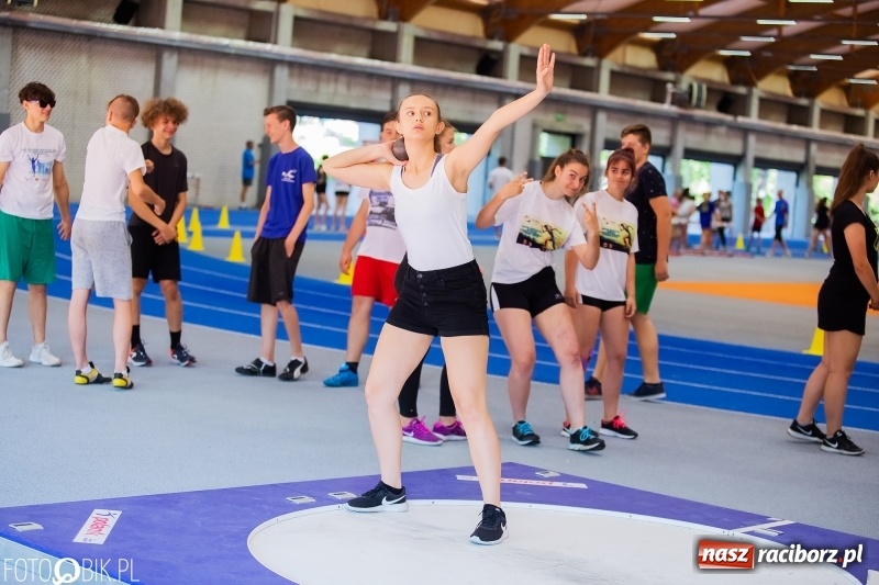 Zdjęcie w galerii na portalu naszraciborz.pl: Mały Memoriał Lekkoatletyczny im. Janusza Kusocińskiego w ZSOMS wiadomości z regionu