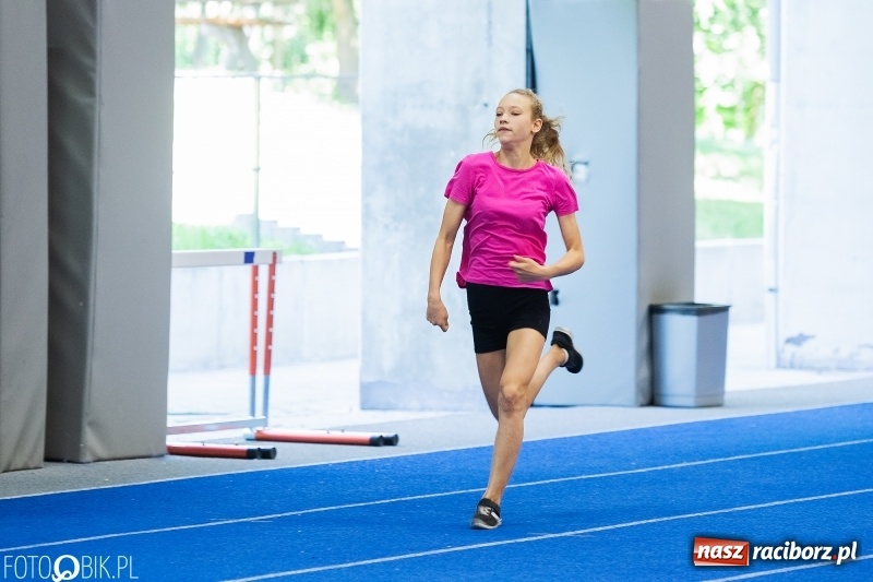 Zdjęcie w galerii na portalu naszraciborz.pl: Mały Memoriał Lekkoatletyczny im. Janusza Kusocińskiego w ZSOMS wiadomości z regionu