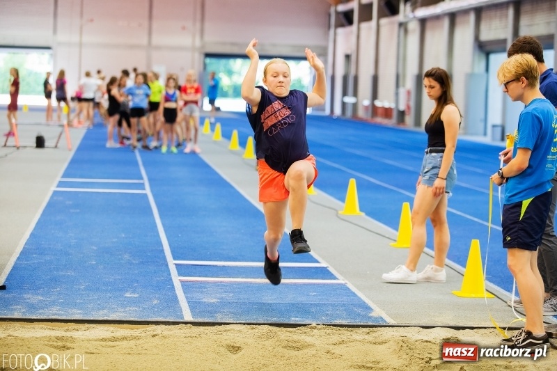 Zdjęcie w galerii na portalu naszraciborz.pl: Mały Memoriał Lekkoatletyczny im. Janusza Kusocińskiego w ZSOMS wiadomości z regionu