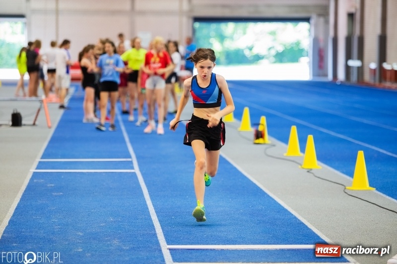 Zdjęcie w galerii na portalu naszraciborz.pl: Mały Memoriał Lekkoatletyczny im. Janusza Kusocińskiego w ZSOMS wiadomości z regionu