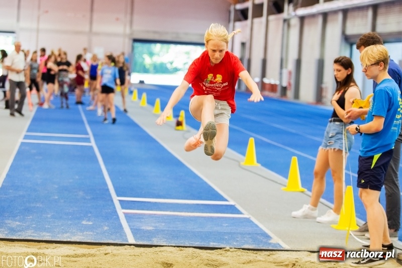 Zdjęcie w galerii na portalu naszraciborz.pl: Mały Memoriał Lekkoatletyczny im. Janusza Kusocińskiego w ZSOMS wiadomości z regionu