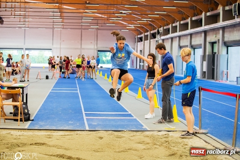 Zdjęcie w galerii na portalu naszraciborz.pl: Mały Memoriał Lekkoatletyczny im. Janusza Kusocińskiego w ZSOMS wiadomości z regionu