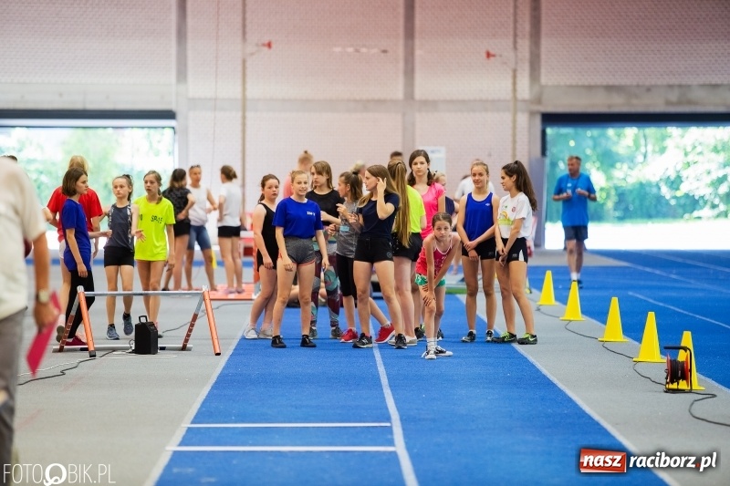 Zdjęcie w galerii na portalu naszraciborz.pl: Mały Memoriał Lekkoatletyczny im. Janusza Kusocińskiego w ZSOMS wiadomości z regionu