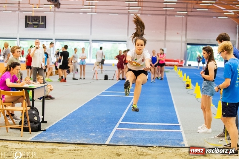 Zdjęcie w galerii na portalu naszraciborz.pl: Mały Memoriał Lekkoatletyczny im. Janusza Kusocińskiego w ZSOMS wiadomości z regionu