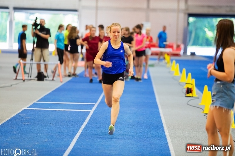 Zdjęcie w galerii na portalu naszraciborz.pl: Mały Memoriał Lekkoatletyczny im. Janusza Kusocińskiego w ZSOMS wiadomości z regionu