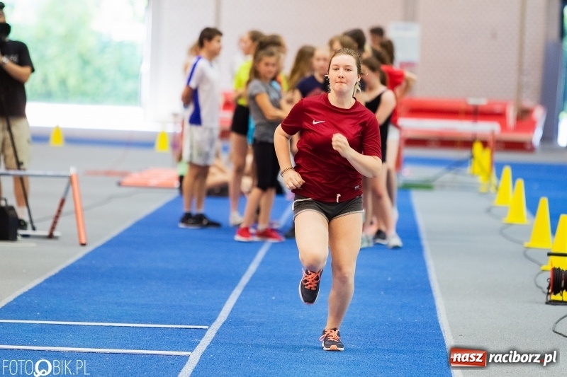Zdjęcie w galerii na portalu naszraciborz.pl: Mały Memoriał Lekkoatletyczny im. Janusza Kusocińskiego w ZSOMS wiadomości z regionu