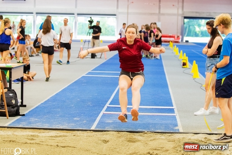 Zdjęcie w galerii na portalu naszraciborz.pl: Mały Memoriał Lekkoatletyczny im. Janusza Kusocińskiego w ZSOMS wiadomości z regionu