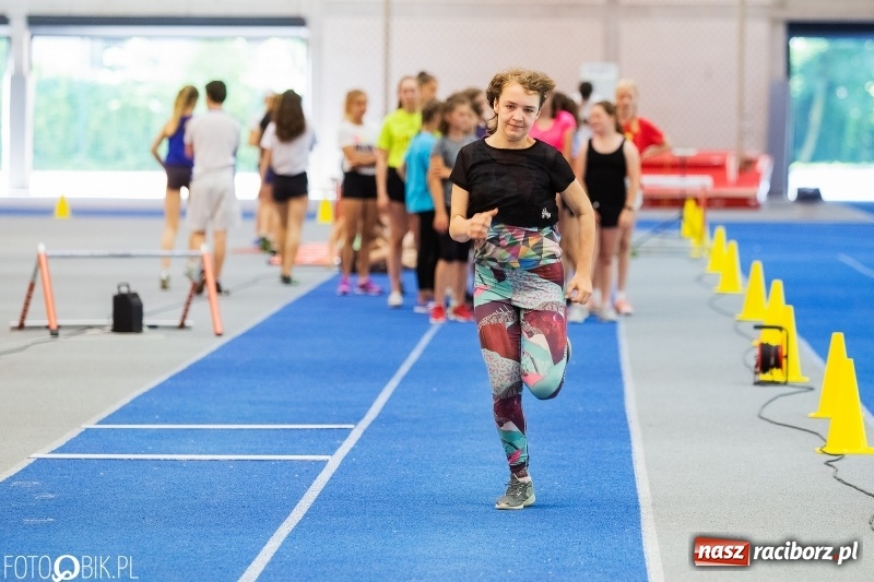 Zdjęcie w galerii na portalu naszraciborz.pl: Mały Memoriał Lekkoatletyczny im. Janusza Kusocińskiego w ZSOMS wiadomości z regionu