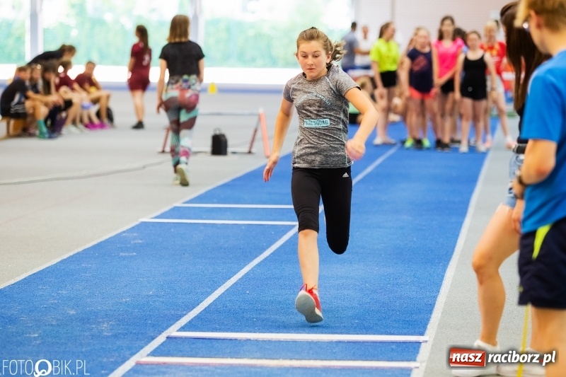 Zdjęcie w galerii na portalu naszraciborz.pl: Mały Memoriał Lekkoatletyczny im. Janusza Kusocińskiego w ZSOMS wiadomości z regionu