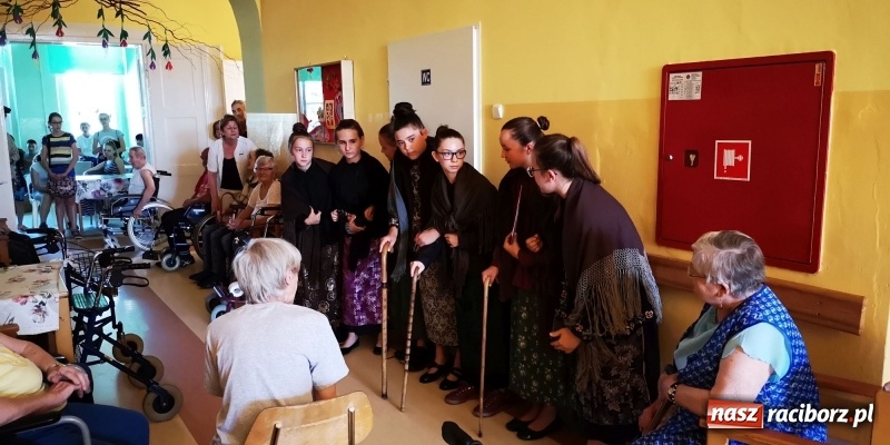 Zdjęcie w galerii na portalu naszraciborz.pl: Krzanowickie Omy zagościły w murach Zakładu Opiekuńczo-Leczniczego wiadomości z regionu