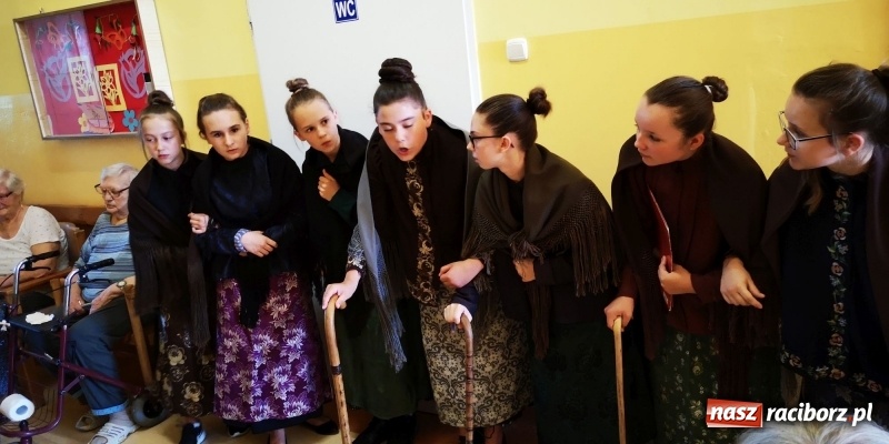 Zdjęcie w galerii na portalu naszraciborz.pl: Krzanowickie Omy zagościły w murach Zakładu Opiekuńczo-Leczniczego wiadomości z regionu