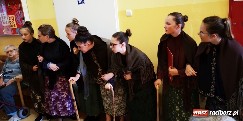 Zdjęcie w galerii na portalu naszraciborz.pl: Krzanowickie Omy zagościły w murach Zakładu Opiekuńczo-Leczniczego wiadomości z regionu