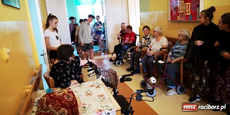 Zdjęcie w galerii na portalu naszraciborz.pl: Krzanowickie Omy zagościły w murach Zakładu Opiekuńczo-Leczniczego wiadomości z regionu