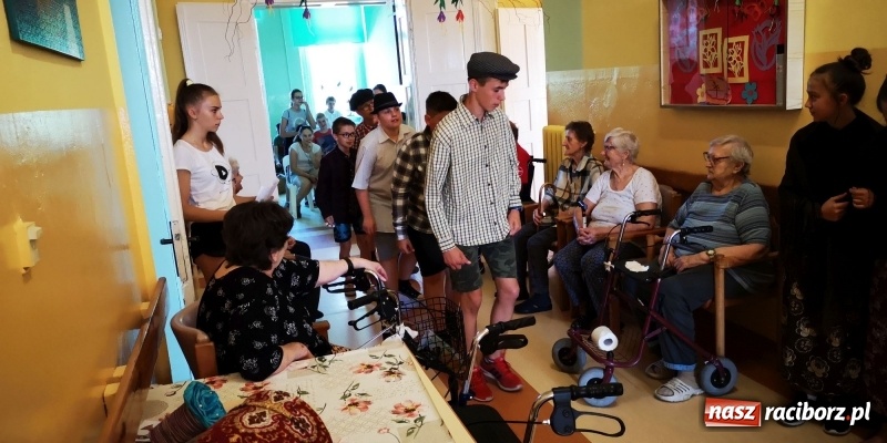 Zdjęcie w galerii na portalu naszraciborz.pl: Krzanowickie Omy zagościły w murach Zakładu Opiekuńczo-Leczniczego wiadomości z regionu