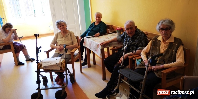 Zdjęcie w galerii na portalu naszraciborz.pl: Krzanowickie Omy zagościły w murach Zakładu Opiekuńczo-Leczniczego wiadomości z regionu