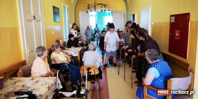 Zdjęcie w galerii na portalu naszraciborz.pl: Krzanowickie Omy zagościły w murach Zakładu Opiekuńczo-Leczniczego wiadomości z regionu