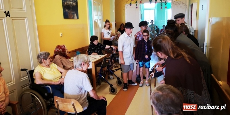 Zdjęcie w galerii na portalu naszraciborz.pl: Krzanowickie Omy zagościły w murach Zakładu Opiekuńczo-Leczniczego wiadomości z regionu