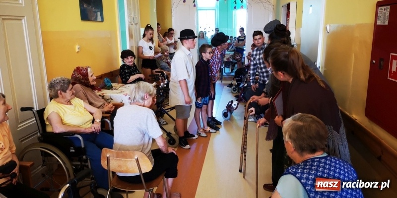 Zdjęcie w galerii na portalu naszraciborz.pl: Krzanowickie Omy zagościły w murach Zakładu Opiekuńczo-Leczniczego wiadomości z regionu