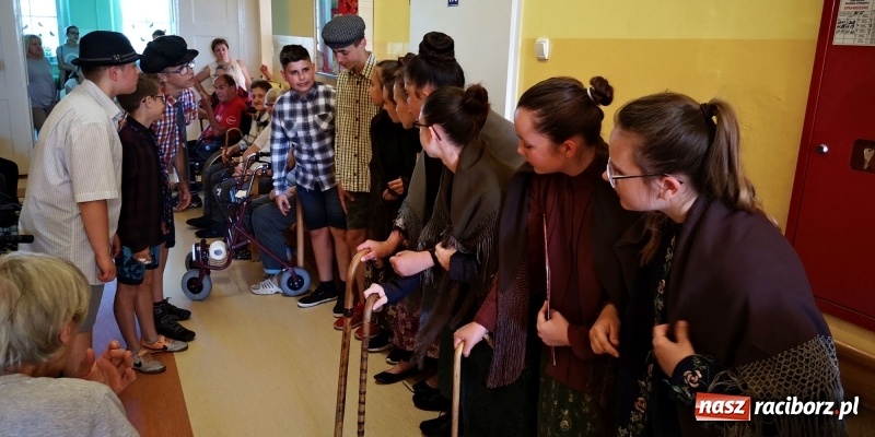 Zdjęcie w galerii na portalu naszraciborz.pl: Krzanowickie Omy zagościły w murach Zakładu Opiekuńczo-Leczniczego wiadomości z regionu