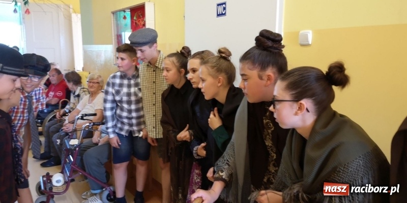 Zdjęcie w galerii na portalu naszraciborz.pl: Krzanowickie Omy zagościły w murach Zakładu Opiekuńczo-Leczniczego wiadomości z regionu