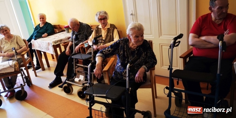 Zdjęcie w galerii na portalu naszraciborz.pl: Krzanowickie Omy zagościły w murach Zakładu Opiekuńczo-Leczniczego wiadomości z regionu