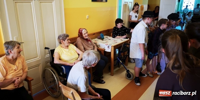 Zdjęcie w galerii na portalu naszraciborz.pl: Krzanowickie Omy zagościły w murach Zakładu Opiekuńczo-Leczniczego wiadomości z regionu