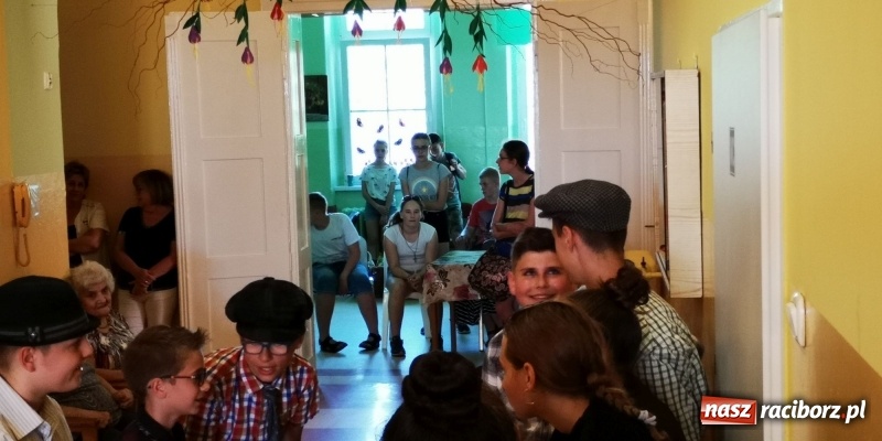 Zdjęcie w galerii na portalu naszraciborz.pl: Krzanowickie Omy zagościły w murach Zakładu Opiekuńczo-Leczniczego wiadomości z regionu